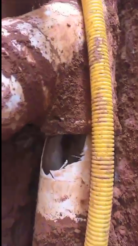 Detalhe de patologia construtiva em instalação